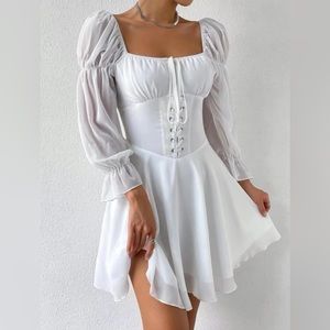 Vestido con cordón delantero de manga con volante.